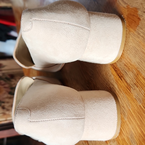 Deltan sz 9 Veronica Suede Tortoise Buckle Flared Block Heel Pumps Cream - Picture 3 of 13